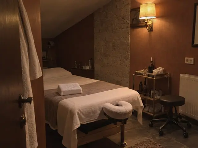 Bornozu asılı, sıcak ışıklı masaj odası — Camlıkahve, Masaj Salonun