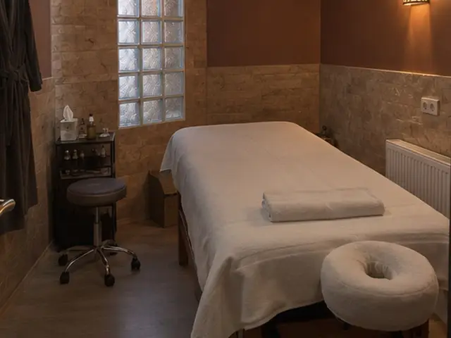 Taş duvarlı odada yüz yastıklı masaj masası — Camlıkahve, Masaj Salonun