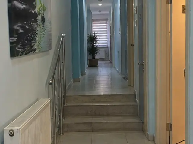 Açık renk koridor ve odalara çıkan merdiven — Camlıkahve, Masaj Salonun